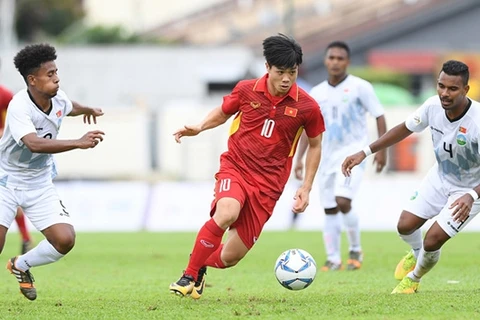 越南球员阮公凤（红衣）将比分锁定为4-0。