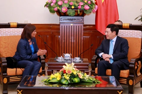 越南政府副总理兼外交部长范平明会见东帝汶驻越南大使帕斯科拉•巴雷托•多斯桑托斯。