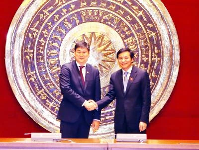 阮幸福（右）与蒙古国国家大呼拉尔秘书长朝鲁门。