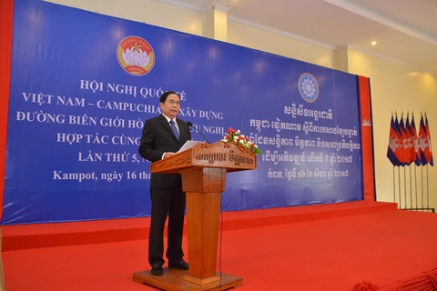 越南祖国阵线中央委员会主席陈青敏在会议上发表讲话。（图片来源：越通社）
