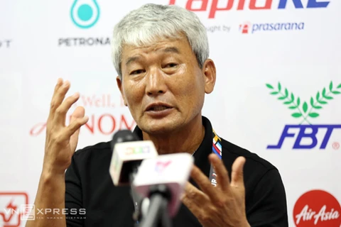 东帝汶队教练Kim Shinhwan接受记者采访。