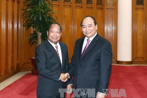 阮春福（右）会见老挝国家安全部部长宋乔•西拉冯