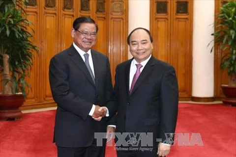 越南政府总理阮春福与柬埔寨副首相兼内政大臣萨肯。（图片来源：越通社）