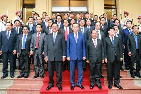 越南公安部、老挝安全部和柬埔寨内政部代表合影。