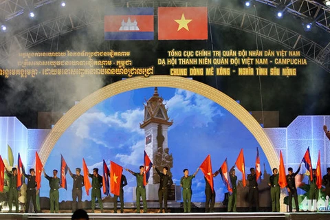 越南与柬埔寨军队青年晚会的文艺演出节目之一。（图片来源：http://tuoitre.vn）