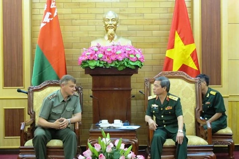 越南人民军总政治局副主任杜根中将会见安德烈·马里亚诺奇大校。