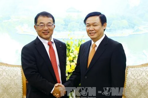 越南政府副总理王廷惠（右）会见麒麟集团执行副总裁、董事会高级成员Keisuke Nishimura。（图片来源：越通社）