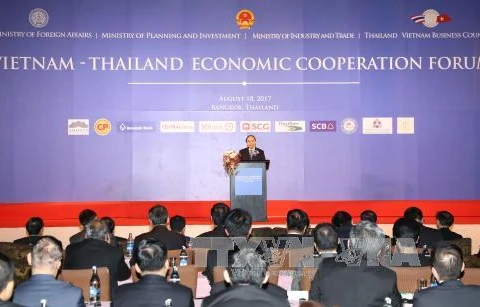 阮春福出席越泰经济合作论坛并发表讲话。