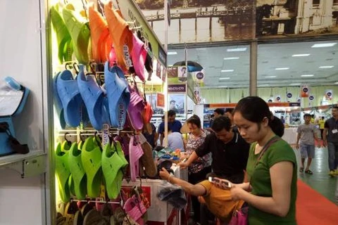 参观者购买泰国产品。