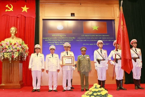 宋乔•西拉冯中将向越南公安部授予一级发展勋章。（图片来源：越通社）