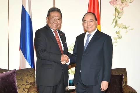 阮春福（右）与泰越友好协会主席巴蜀•猜耶讪。