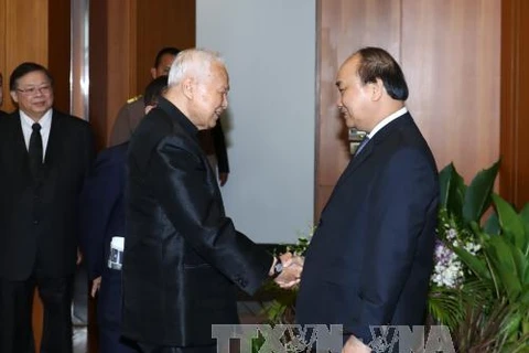阮春福（右）与泰国枢密院主席炳•廷素拉暖。