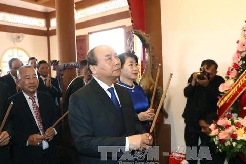 阮春福在胡志明主席纪念区敬香。