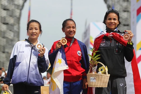 越南田径选手黄氏清（左）夺得银牌。
