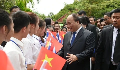 阮春福总理和旅居那空拍侬府越南人侨胞。