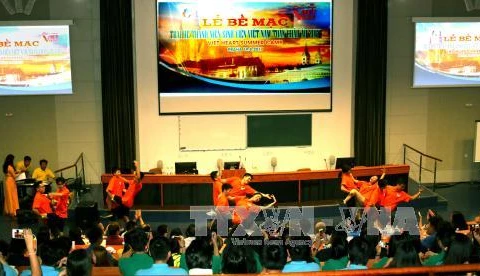 第三届全欧越南学生青年夏令营闭幕仪式上的表演节目。