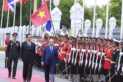 泰国总理巴育主持隆重仪式，欢迎越南政府总理一行访问。（图片来源：越通社）