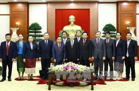 越共中央总书记阮富仲会见老挝人民革命党中央办公厅代表团