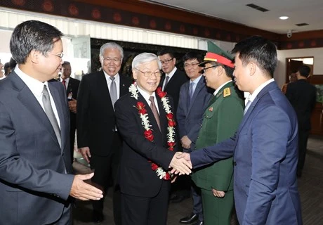 众多旅居印尼越南人和企业代表到机场迎接阮富仲总书记一行。