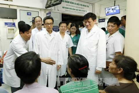 越南政府副总理武德儋看望慰问登革热住院患者。（图片来源：越通社）
