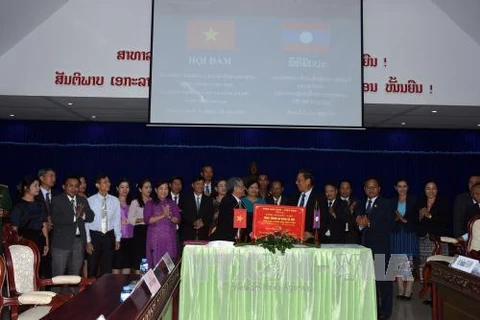 昆嵩省向老挝南部四省提供总价值为80亿越盾的援助，以协助该4省推进民生计划。（图片来源：越通社）