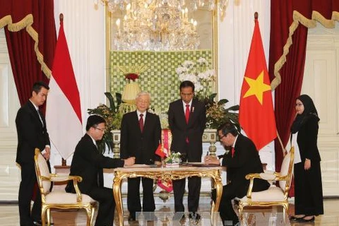 两位领导见证越南司法部与印尼司法与人权部之间的合作备忘录的签字仪式。