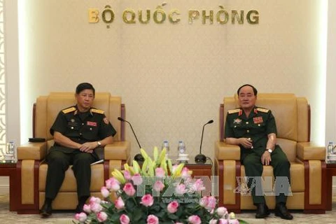 越南国防部副部长陈单（右）会见老挝人民军总后勤局主任冯马昆中将。