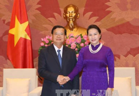 国会主席阮氏金银与老挝和平与团结委员会主席宋潘·平坎米。