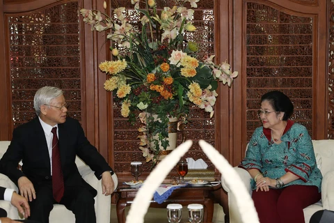 越共中央总书记阮富仲会见印度尼西亚斗争民主党主席梅加瓦蒂•苏加诺普特丽。