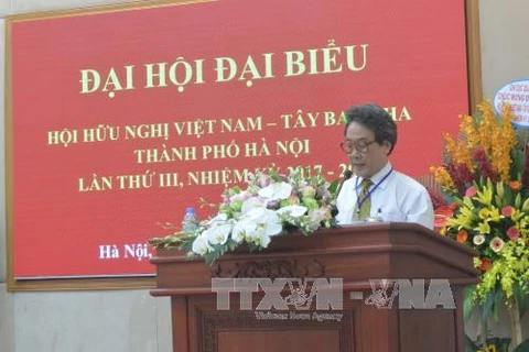 第二届越西友好协会河内市分会主席阮春峰在会上发表讲话。（图片来源：越通社）