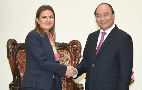 越南政府总理阮春福与埃及投资与国际合作部部长萨哈尔•纳萨尔。
