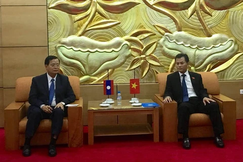 越南友好组织联合会秘书长（右）与老挝和平与团结委员会主席平坎米。