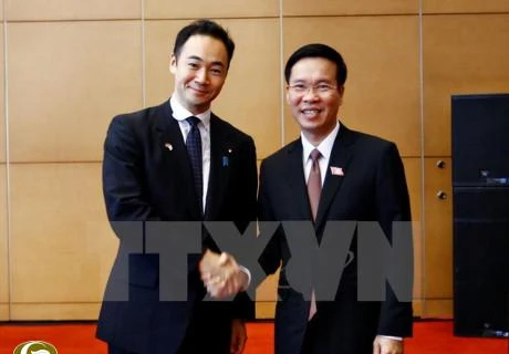 中央宣教部部长武文赏与日本自由民主党副秘书长兼青年局局长铃木浅野。