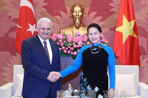 阮氏金银（右）与土耳其总理耶尔德勒姆。（图片来源：越通社）