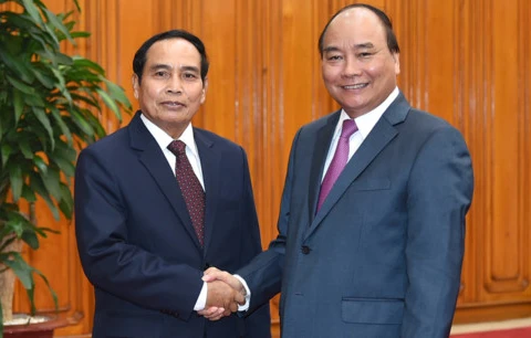 阮春福总理与老挝副总理本通·吉玛尼。（图片来源：因特网）