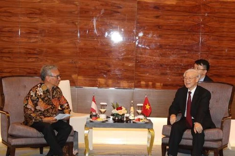 越共中央总书记阮富仲（右）与印尼越南友好协会主席布迪阿尔。