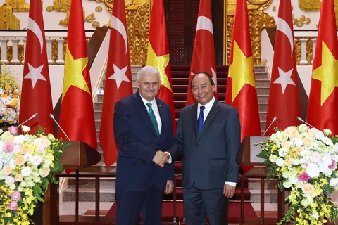 越南政府总理阮春福（右）和土耳其总理比纳勒·耶尔德勒姆。（图片来源：越通社）