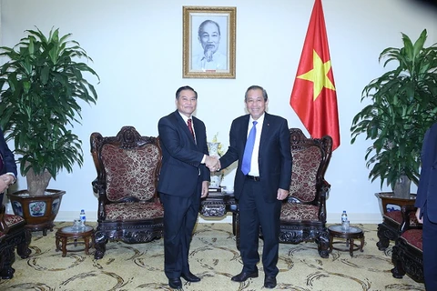 政府副总理张和平与老挝建国阵线副主席禅塔翁。