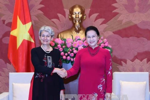 国会主席阮氏金银会（右）见联合国教科文组织总干事伊琳娜•博科娃。（图片来源：越通社）