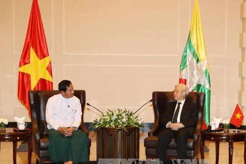 阮富仲总书记(右）会见缅甸联邦巩固与发展党主席丹泰。（图片来源：越通社）