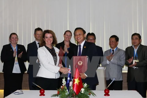越南农业与农村发展部副部长何功俊与澳大利亚参议员、农业和水资源部助理部长安妮·拉斯顿签署备忘录。（图片来源：越通社）