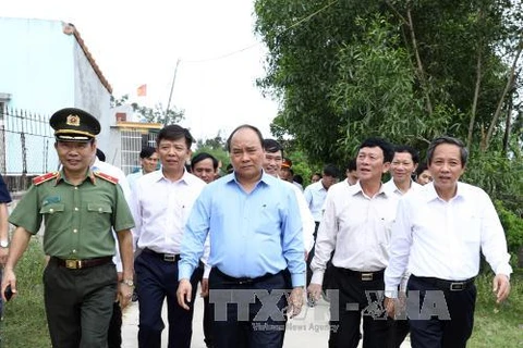阮春福总理造访广平省布泽县德泽乡。（图片来源：越通社） 