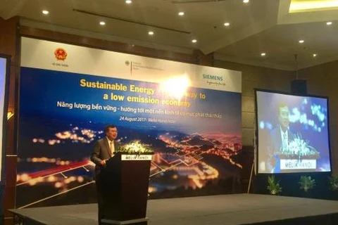 越南工贸部副部长黄国旺在研讨会上发表讲话