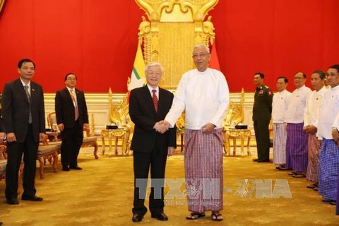阮富仲（左）与​缅甸总统吴廷觉。