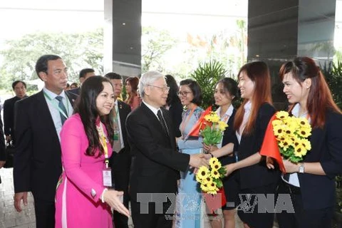 越南驻缅甸大使馆干部人员迎接阮富仲。