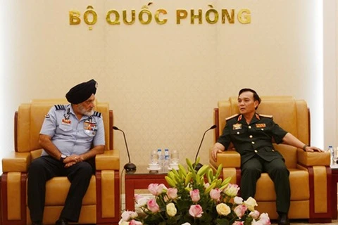 越南人民军副总参谋长范鸿香中将（右）会见印度国防学院院长Jassjit Singh Kler中将。（图片来源：越通社）