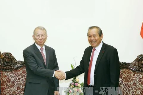 越南政府常务副总理张和平（右）会见韩国大法院院长梁承泰。（图片来源：越通社）