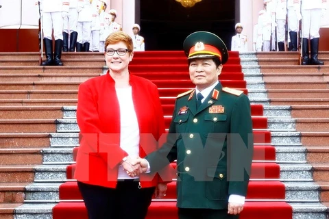 越南国防部部长吴春历大将会见澳大利亚国防部部长马里斯·佩恩。（图片来源：越通社）