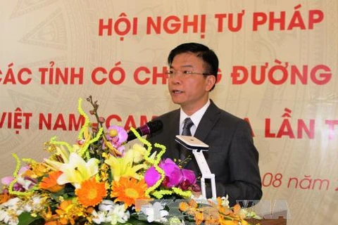 越南司法部部长黎成龙在会上发言。