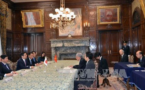 越南共产党代表团会见日本参议院议长伊达忠一。